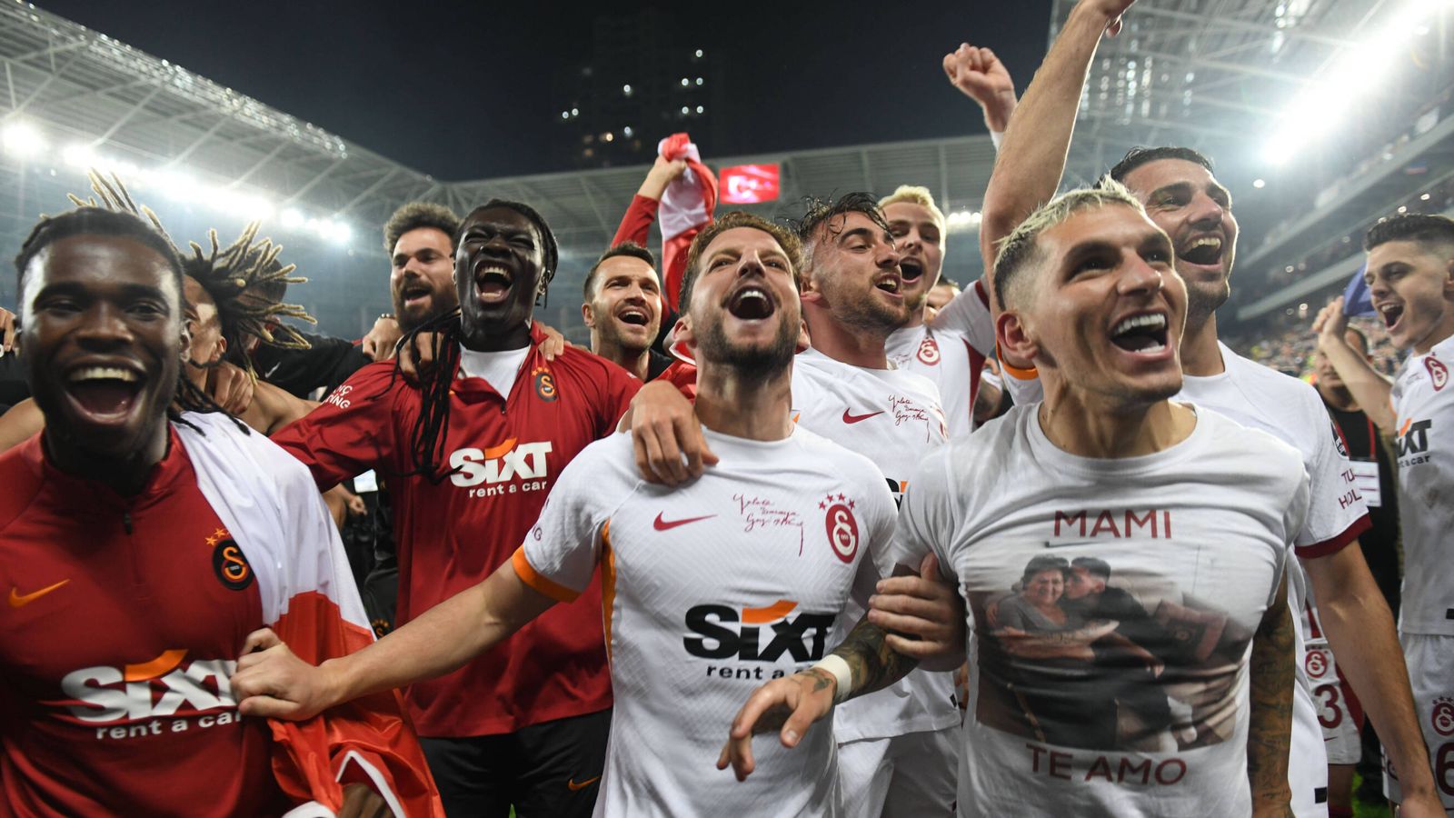 Galatasaray mı yoksa Fenerbahe mi: Kim?' Türkiye'nin tüm zamanların en iyi futbol kulübü mü?
